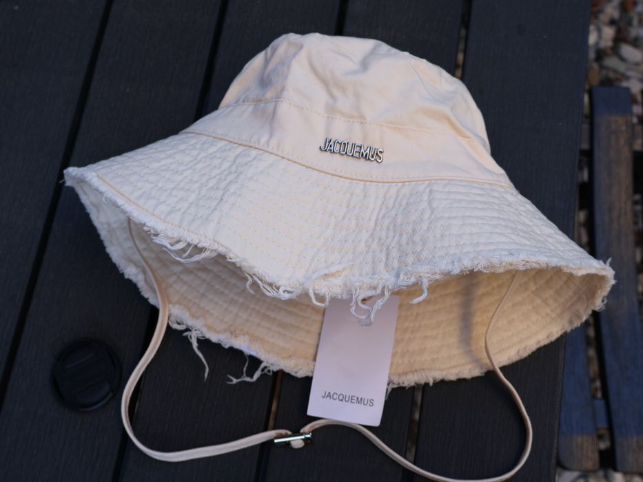 Дамски шапки Jacquemus