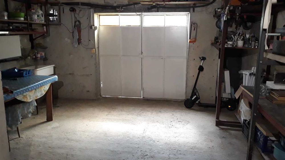 Сграда 90кв.м с Акт.16, с ток и вода в зем. парцел 4,5дка до регулация