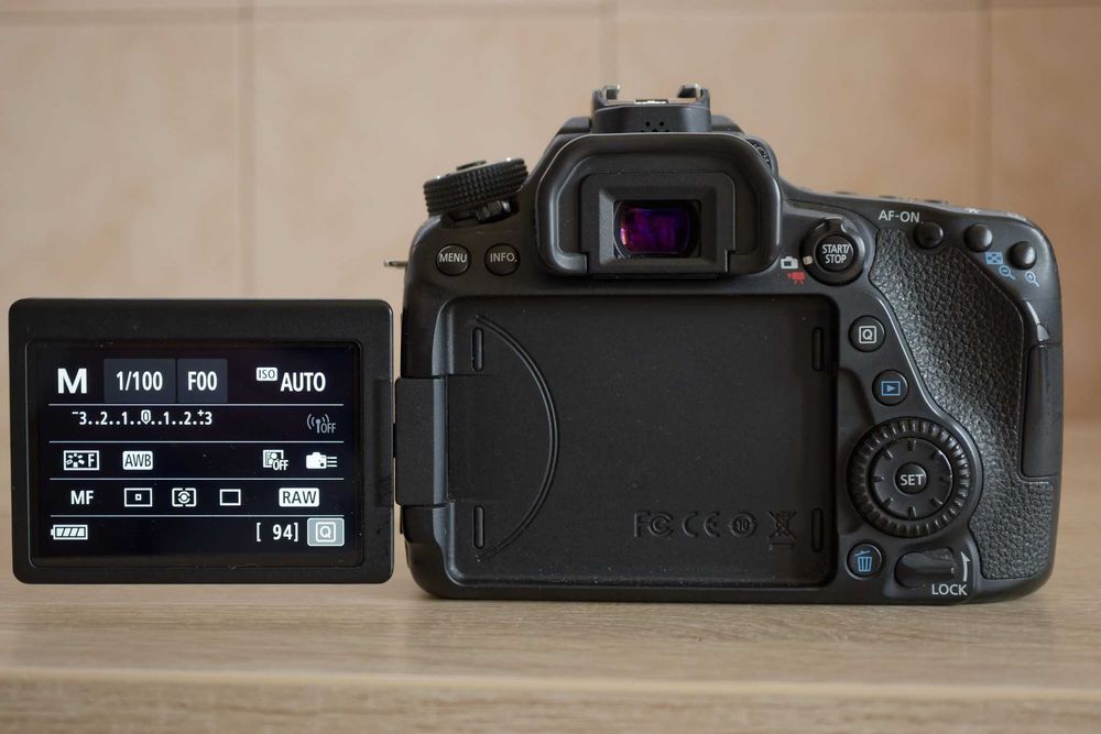 De vânzare Canon EOS 80D body, folosit moderat, de câțiva ani doar șters de praf
