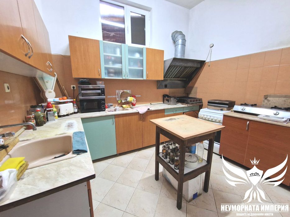 Продавам хотел,магазин,кафене, ресторант РЗП 820кв земя 680кв с.Червен