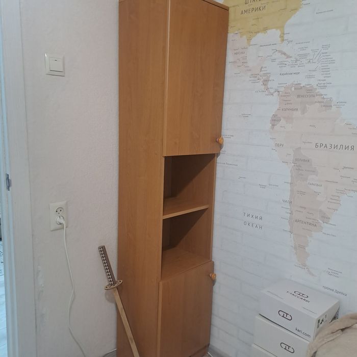 Стол для школьника, плательным шкафом