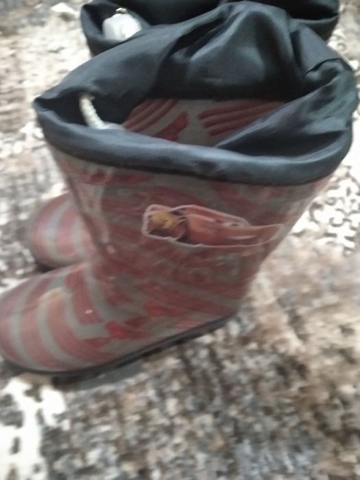 Продавам детски ботушки подходящи за зимата