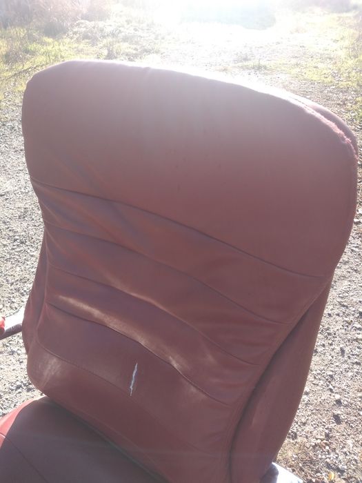 Голям удобен офис стол за претапицирание .