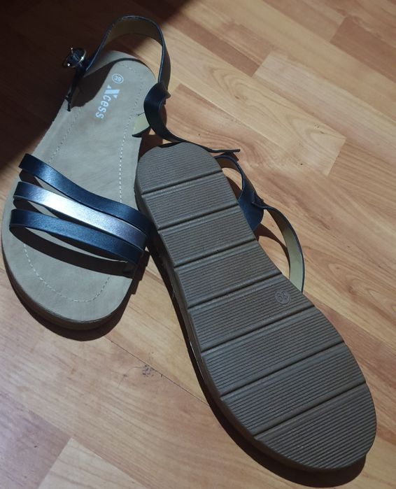 Продавам Чисто Нови Сандали