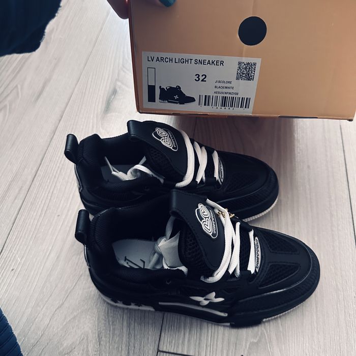 Adidasi Louis Vuitton fete 32 noi