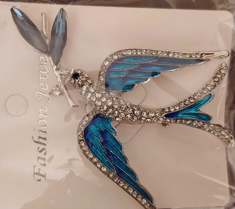 Красиви дамски брошки