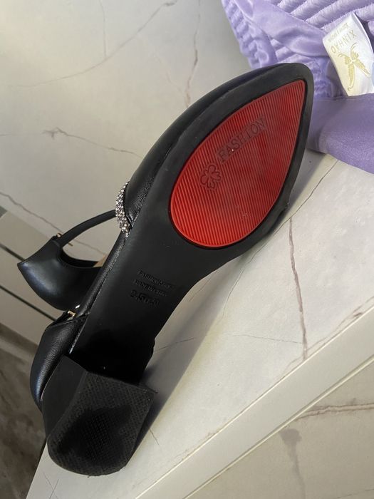 Продается черные туфли