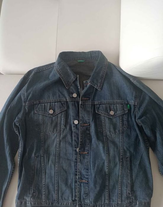 Vând geaca de blugi Benetton, produs de calitate superioara mărimea L.