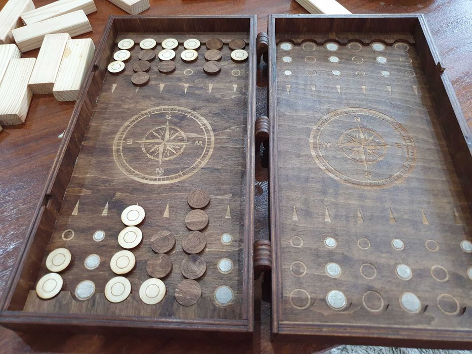 Табла с цвят на черешово дърво и с дизайн на световните посоки