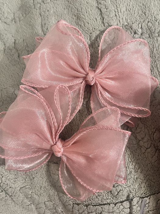 Красивое платье с заколками