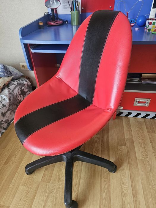 Стол компьютерный детский