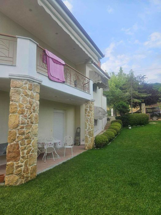 Прекрасна двуетажна къща 300 кв.м с гледка