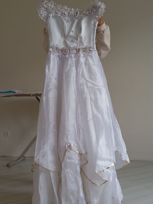 свадебное платье белые, очень красиво, размер 42-44