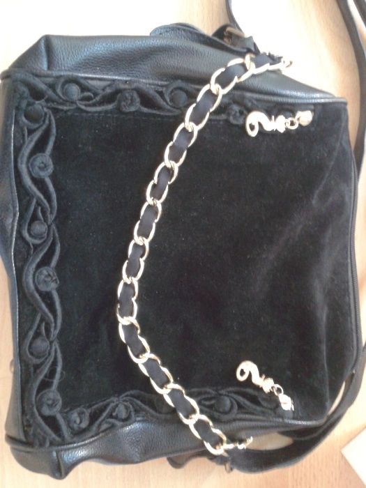 Намалена - Елегантна дамска чанта с черен велур и декорация в златисто