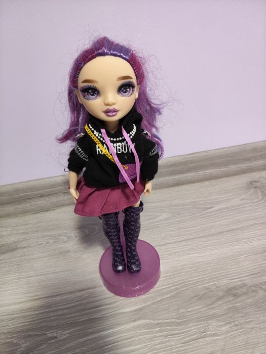 Păpuși Rainbow High și Monster High