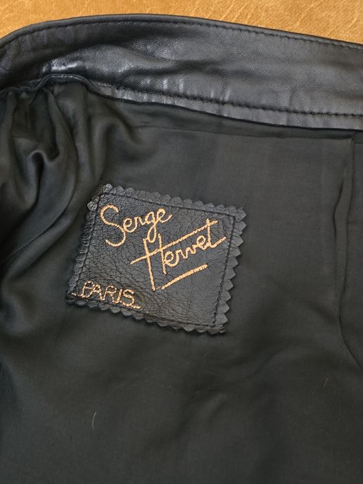 Кожаная юбка средней длины