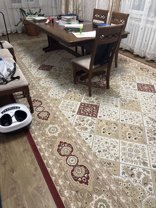 Продам ковер в зал большой
