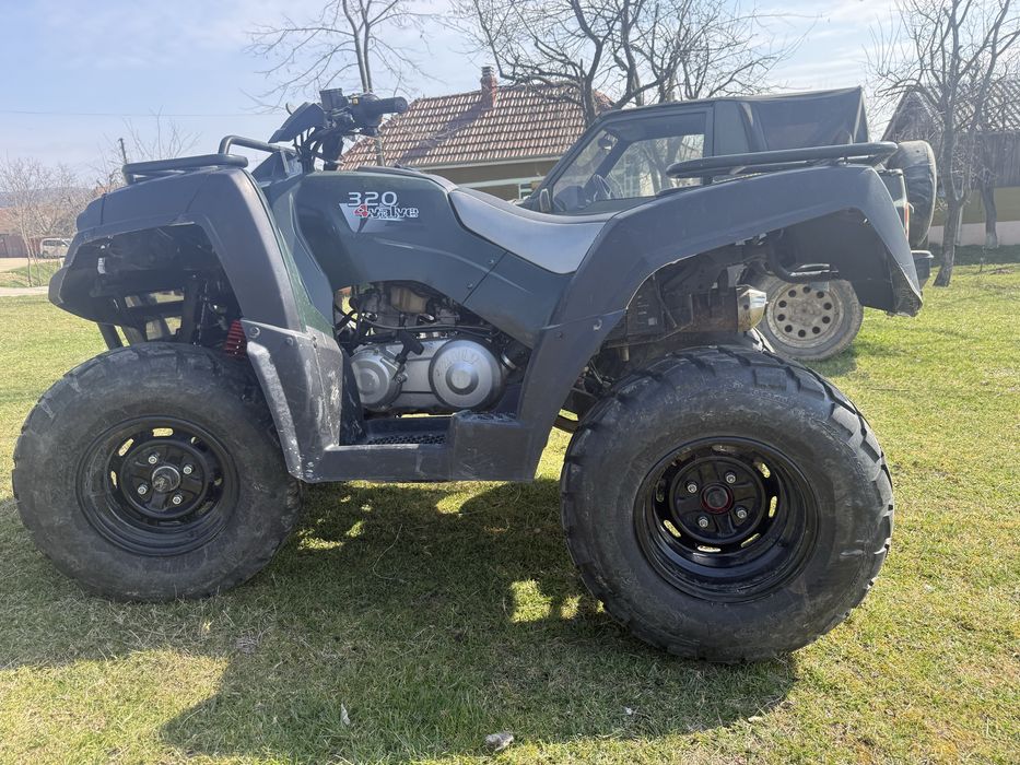 Atv 320 adly nr negre și Suzuki Vitara 1.6 i