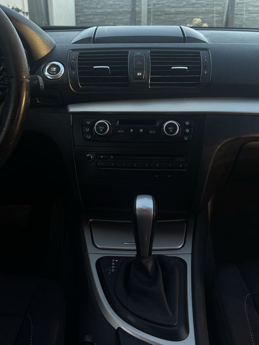 Vând BMW Seria 1 E87, an 2008, motor 2.0 diesel (143 CP), cutie automată.