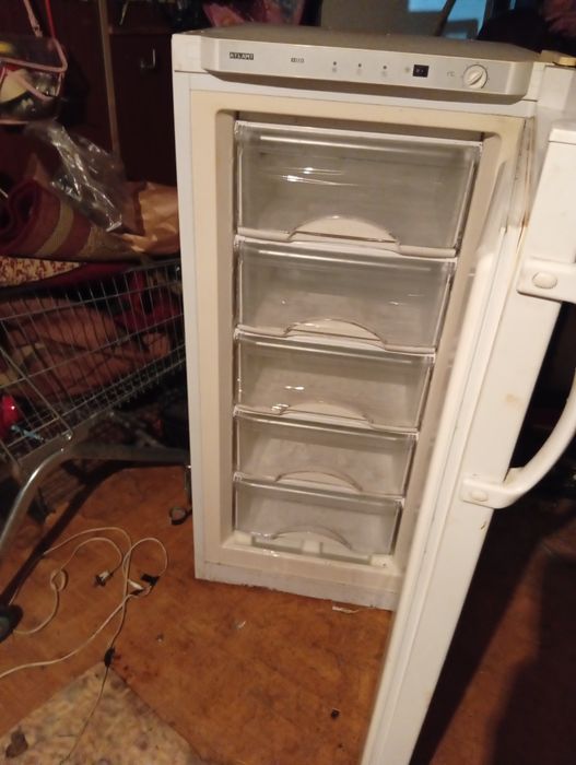 Продам холодильник морозилка стоячая