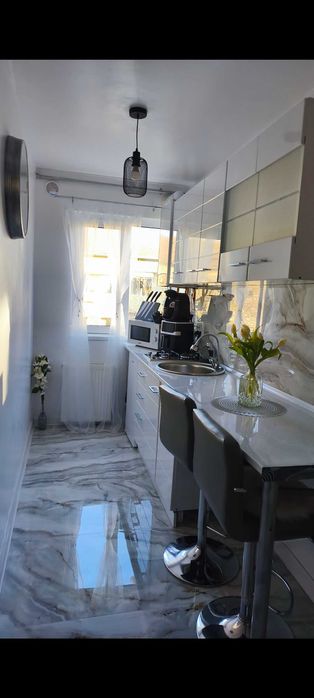 Vând apartament cu trei camere lângă Spitalul Județean