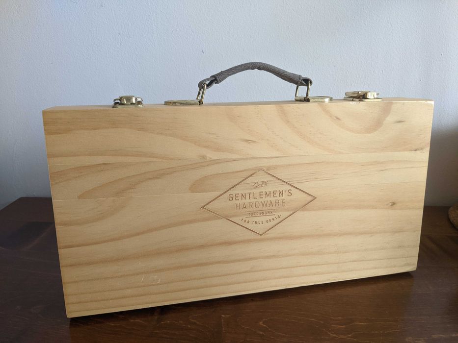 Gentlemen's hardware - Trusa scule