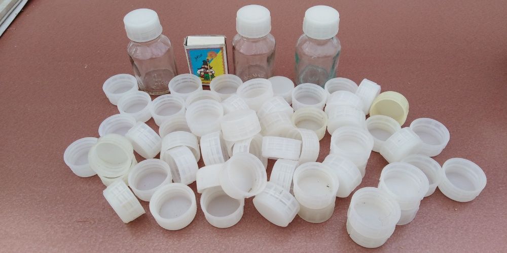 Пластиковые крышки для пенициллиновой посуды и для солонок