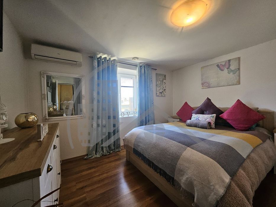 Къща с басейн, гараж и прекрасен двор