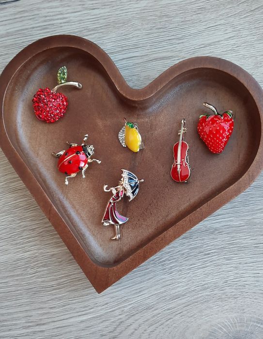 Елегантни брошки