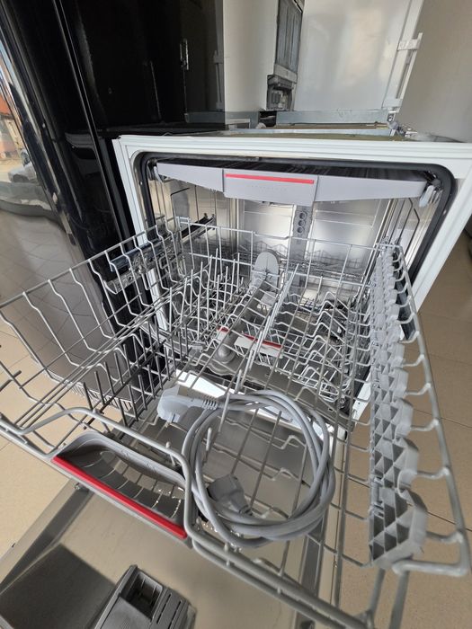 Съдомиялна за частично/полу вграждане Bosch