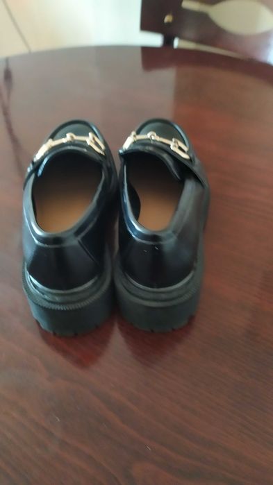 Младежки лачени обувки закупени от H&M. Обути само няколко пъти