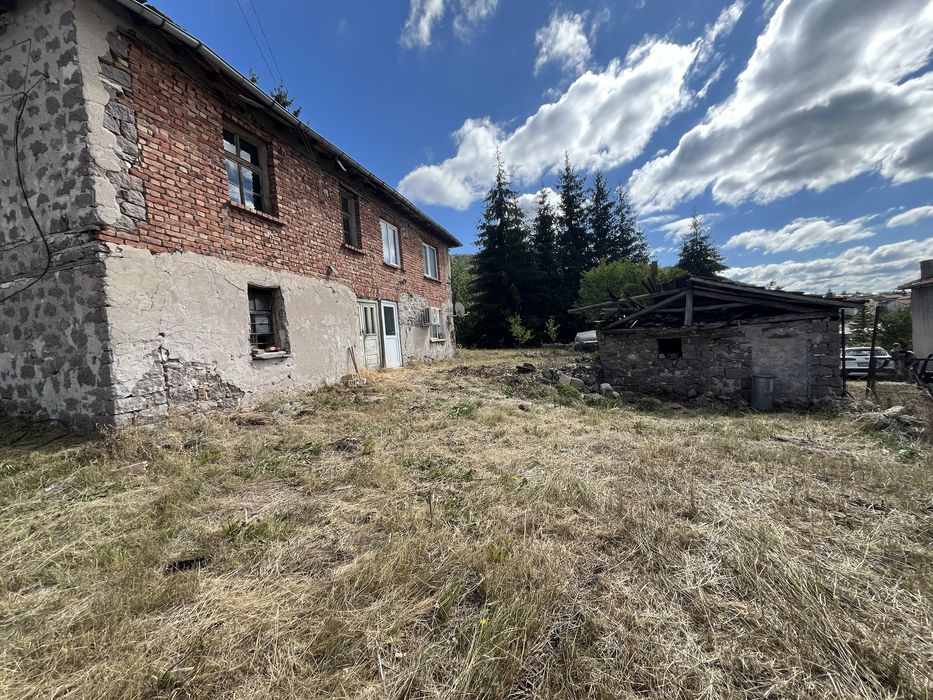Къща в с. Равногор 200м2