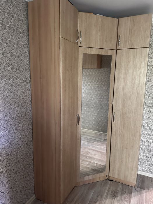 Продаю угловой шкаф с антресолью