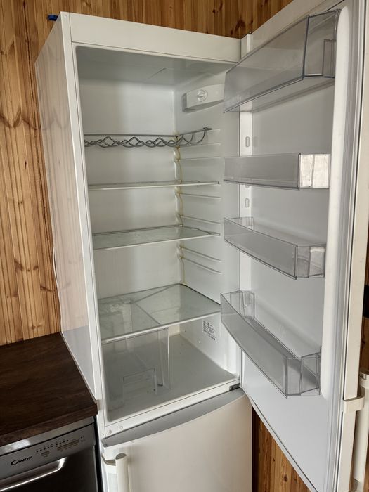 Хладилник с долен фризер