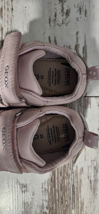 Обувки и сандали за момиче 25 номер