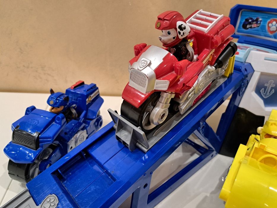База на Paw patrol с кученцата на мотори