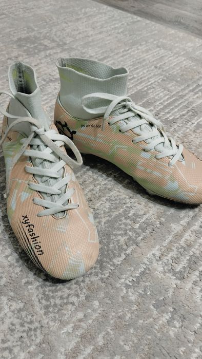 Продам б/у кроссовки для футбола