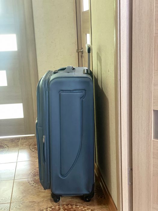 Чемодан большой серый