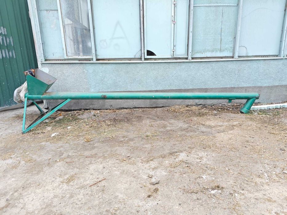 Yem ishlab chiqarish uchun bunker va shnek sotiladi