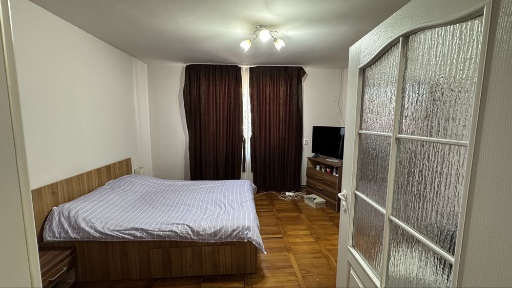 Vand casa zona centru
