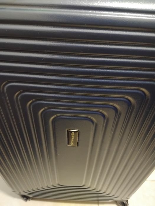 Тъмно син куфар голям