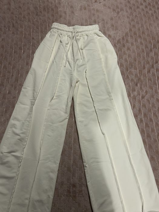 Compleu alb , pantaloni evazati cu tricou scurt