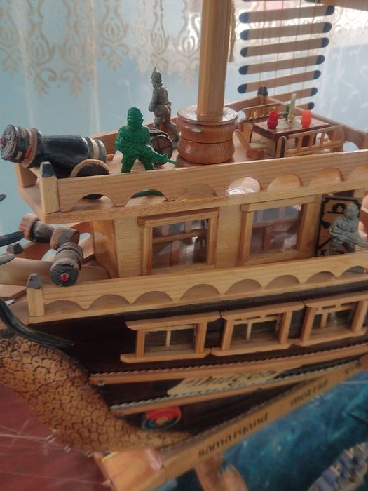 Qul bn taxlangan katta kema sotiladi. Eni 1.5 metr   buyi 1 metr.