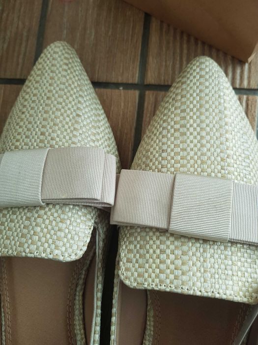 Нови бежови обувки