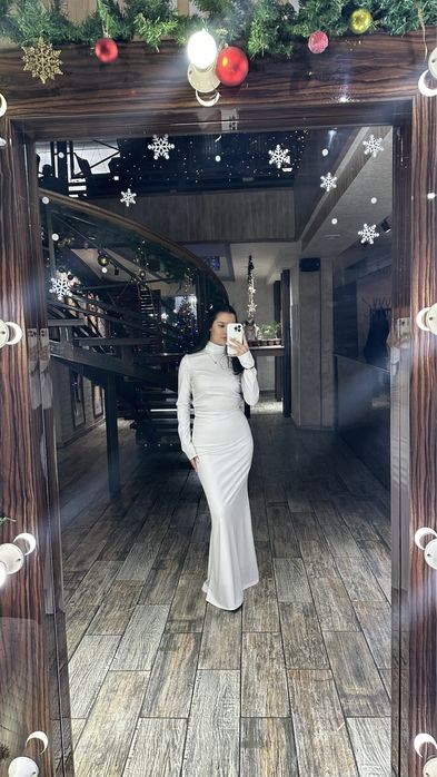 Длинное подтягиваюший белое платье