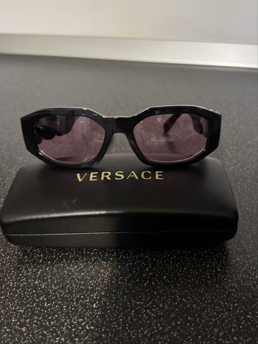 Ochelari de soare Versace.