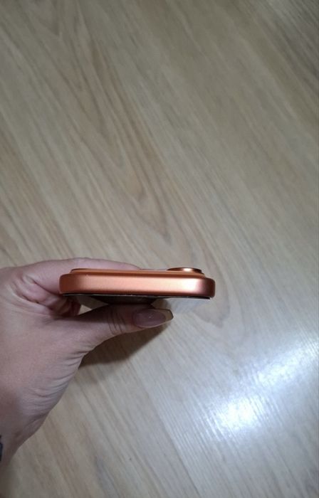 Продавам Айфон 17 про 256GB в отлично състояние и много видове калъфи към него с две години гаранция от Технополис