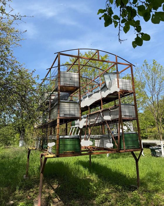Pavilion apicol cu loc pentru 56 de lăzi în pat rece pe 10 rame + loc de 1 magazie pe 1/2 sau 1/3 (se vinde fără lăzi)