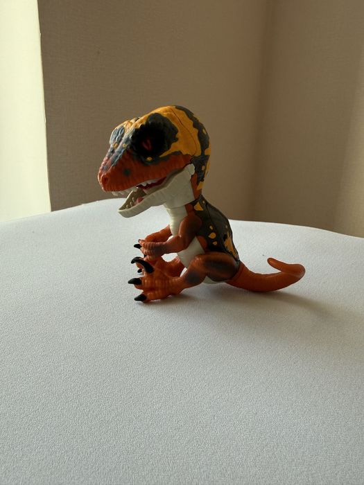 Динозавр игрушечный