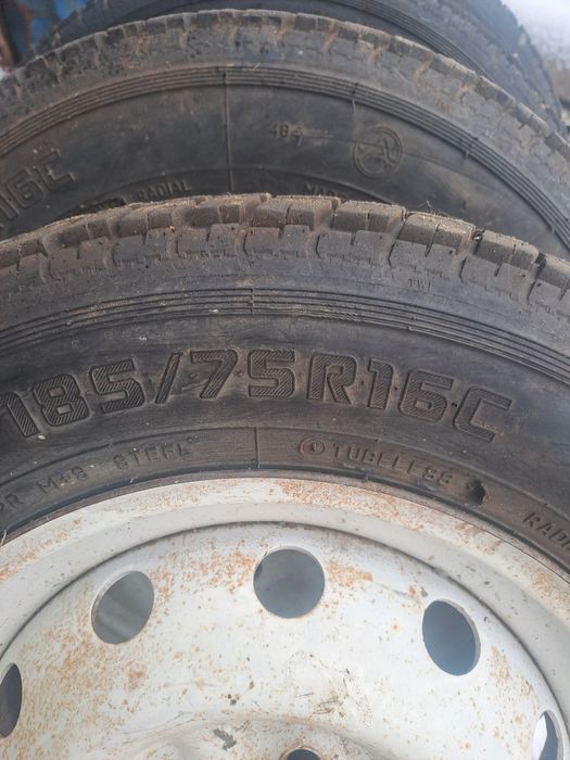 Продам покрышки с дисками на ниву